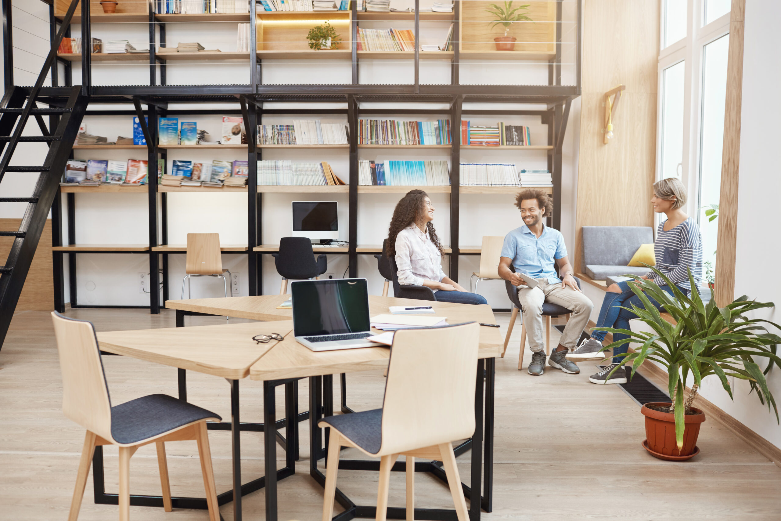 Guía para adaptar la tecnología en entornos laborales híbridos